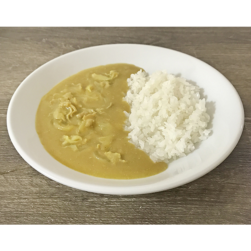 白飯にカレーをかけて完成です