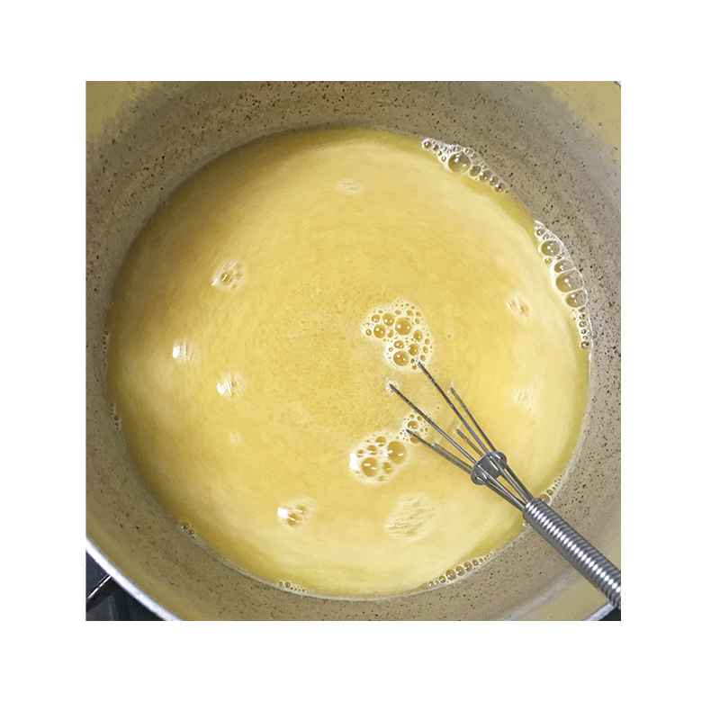 白だしにカレー南蛮の素を加える