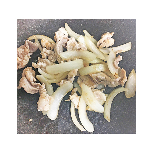 豚肉と玉ねぎを強火で炒める