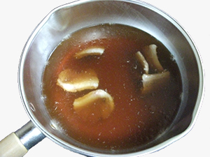 常温の蕎麦つゆ300㏄に鴨肉を入れて煮立てます、火が通ったらアク取りをして一度火を止めて下さい