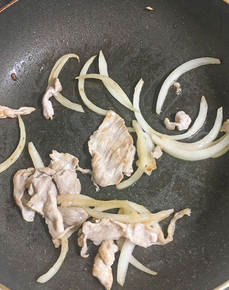 鍋にサラダ油をひいて、豚肉と玉ねぎを入れて強火で炒めて下さい