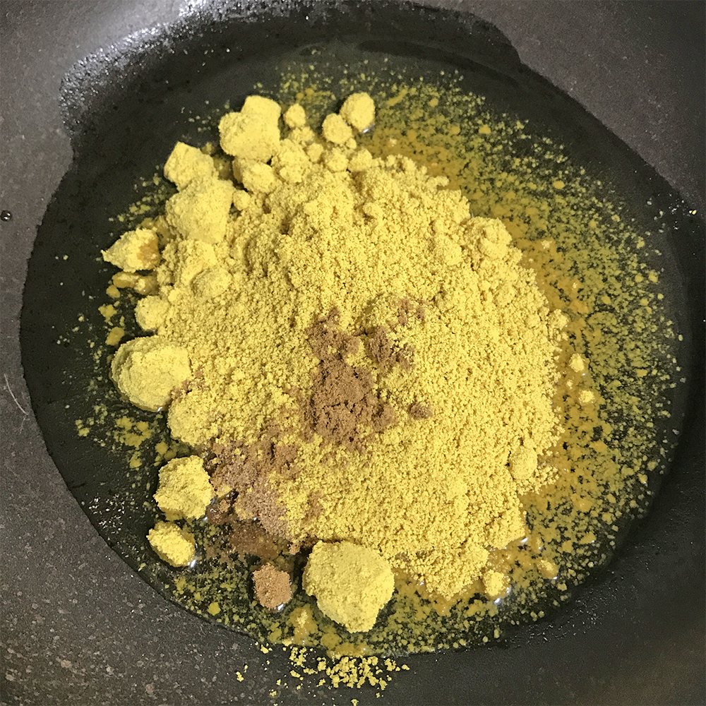 とろ火でバターを熱して、軽便カレー、クミン、コリアンダーを入れてください