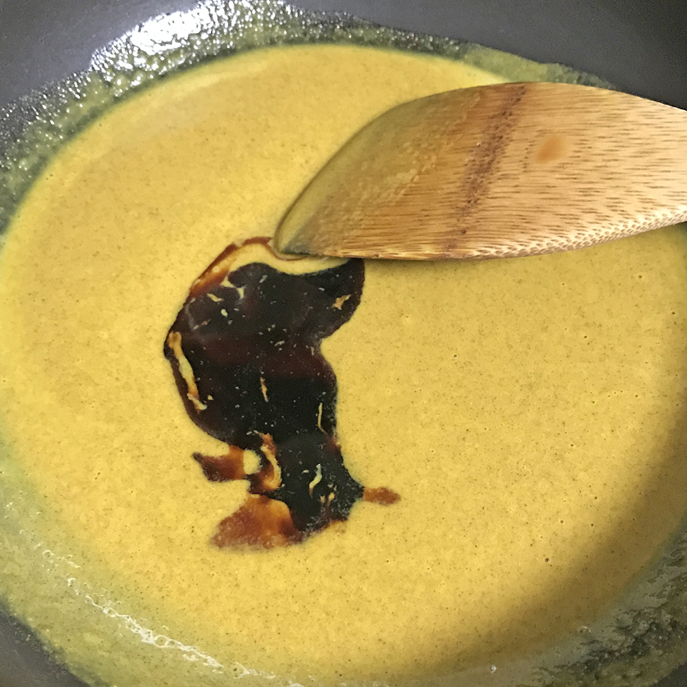 コンソメが溶けたら醤油を加えて、素早く混ぜ合わせてください