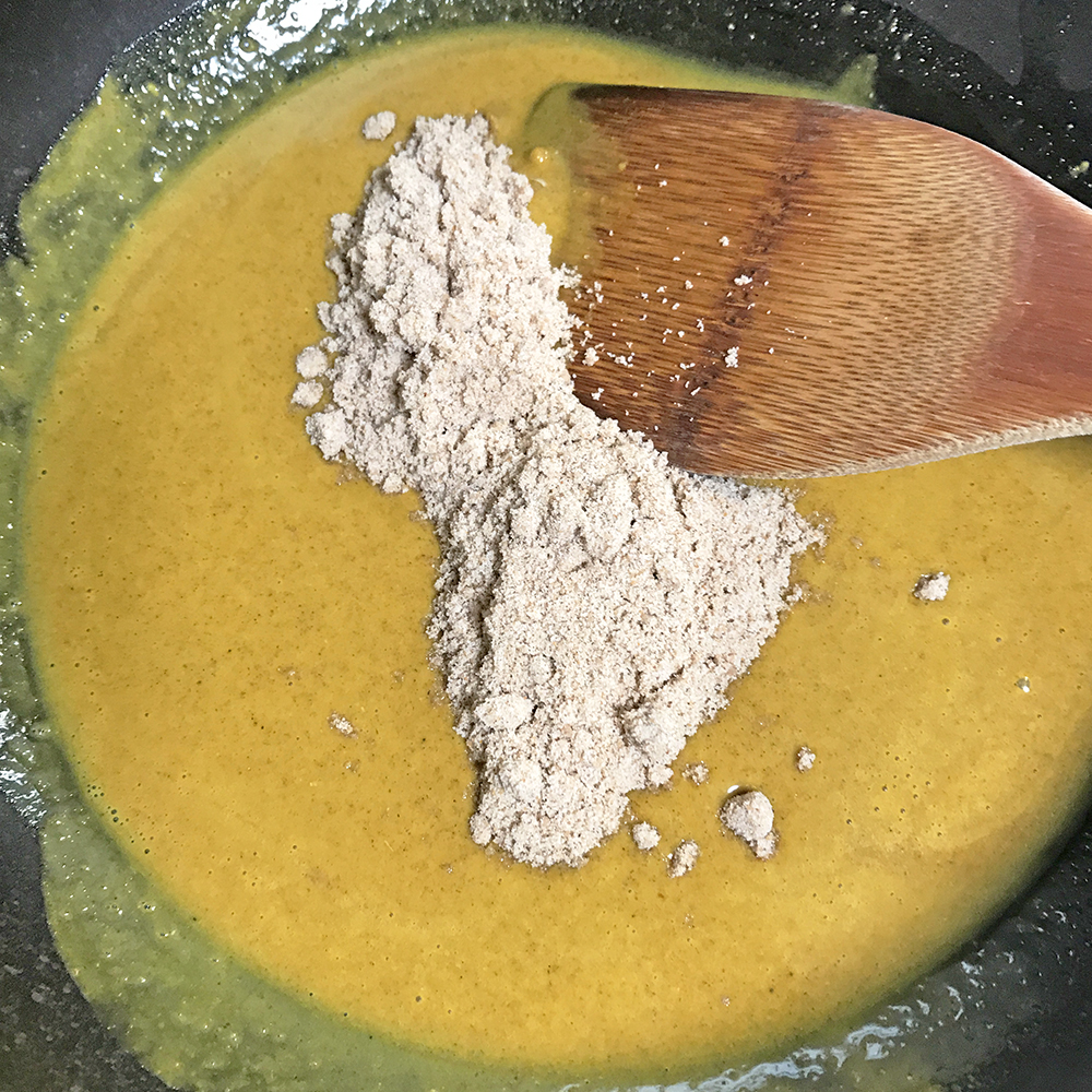 カレー粉が溶けたら、ビーフコンソメを加えてください