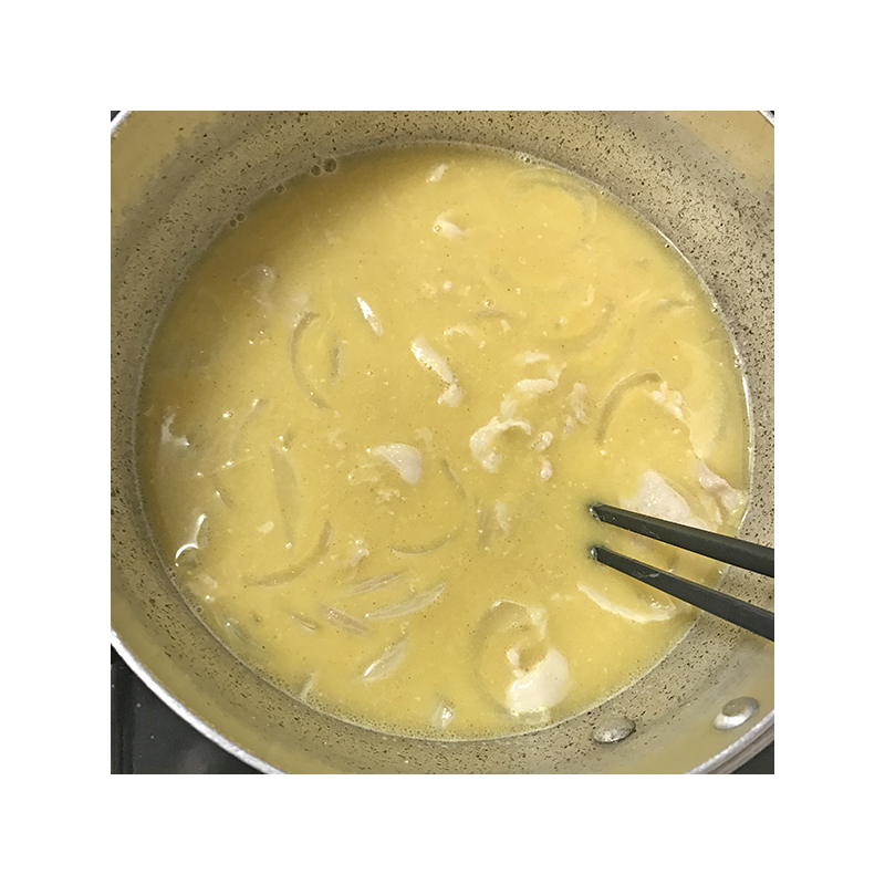 一旦火を止めて、塩タレを入れてから、溶かした軽便カレールウを混ぜながら加えて下さい。