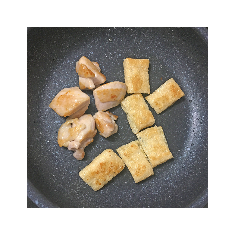 フライパンで鶏肉と油揚げを炒めます