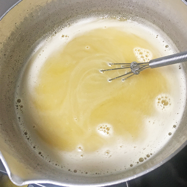 鶏ガラ塩ラーメンスープ300ccに、溶かしたカレールウを混ぜながら加えます