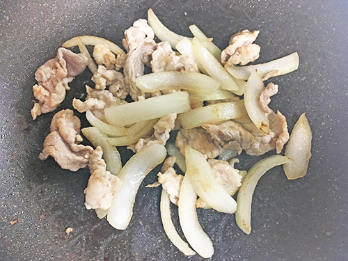 鍋にサラダ油をひいて、豚肉と玉ねぎを入れて強火で炒めて下さい