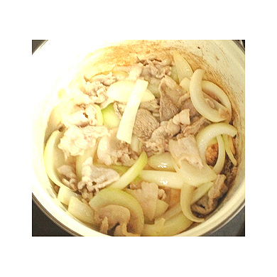 豚肉と玉ねぎを炒める