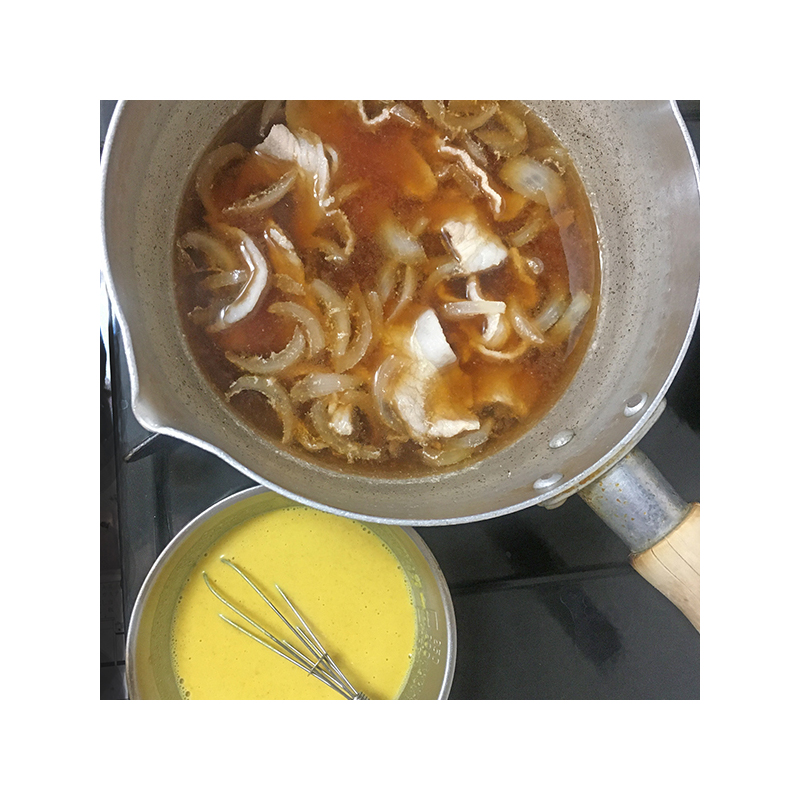 ラーメンスープで豚肉と玉ねぎを煮る