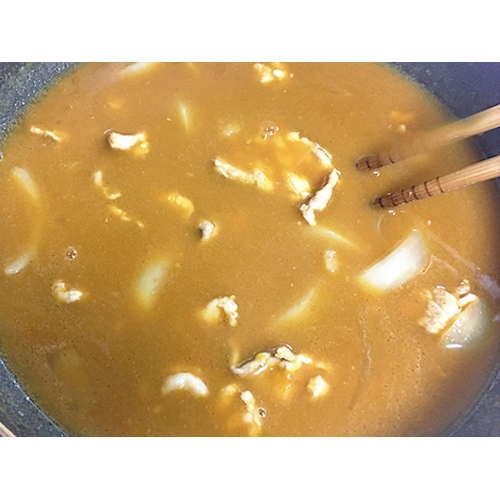 混ぜながらカレールーを溶かす