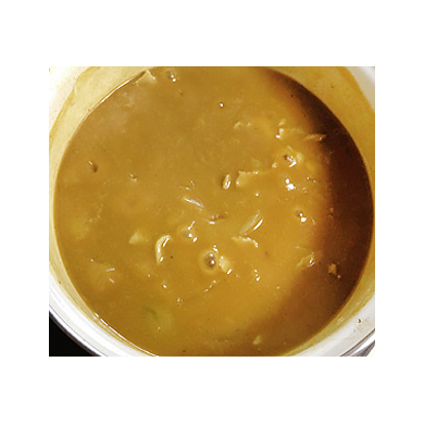 中火でカレーソースを煮込む