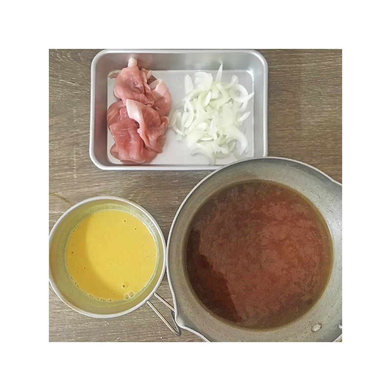 水100㏄に軽便カレー40gを溶かします、粒が残らないように完全に溶かしてください