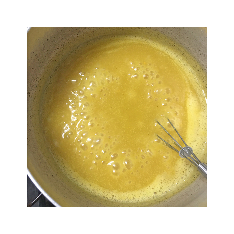 中火でカレースープを少し煮る