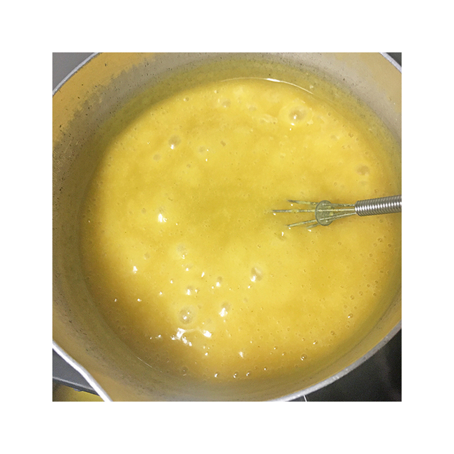 中火で混ぜながらカレースープを沸騰させます