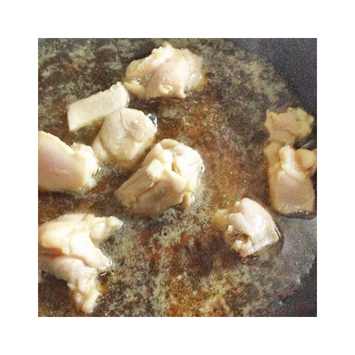 麺つゆに鶏肉を入れて煮立てる