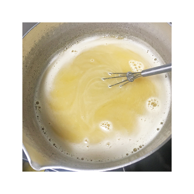 鶏ガラ塩ラーメンスープに軽便カレールウ加えます