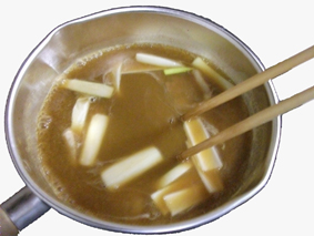 完全に溶けたら、長ネギを加えてから火を付け、混ぜながら中火で加熱して下さい