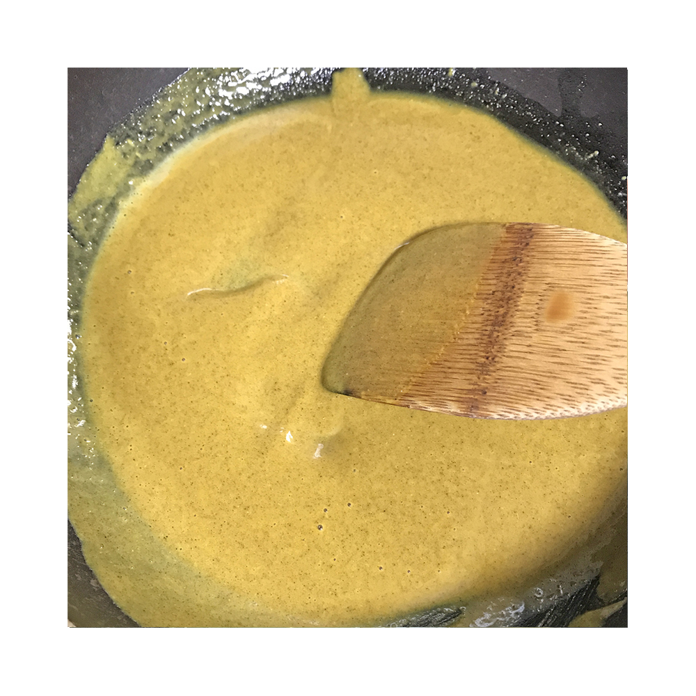 とろ火でカレーを混ぜ合わせる
