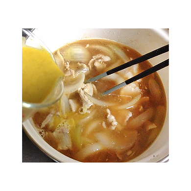 火を止めた状態で【準備】のカレーを混ぜながら加えて溶き合わせて下さい。