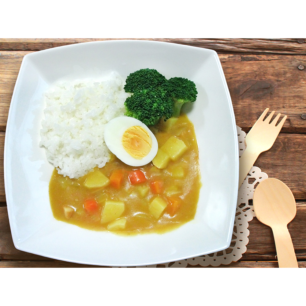 白飯にカレーをかけて、トッピングのゆで卵とブロッコリーを添えて完成です