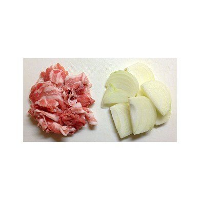 豚肉は食べやすい大きさに、玉ねぎはくし型切りにして下さい