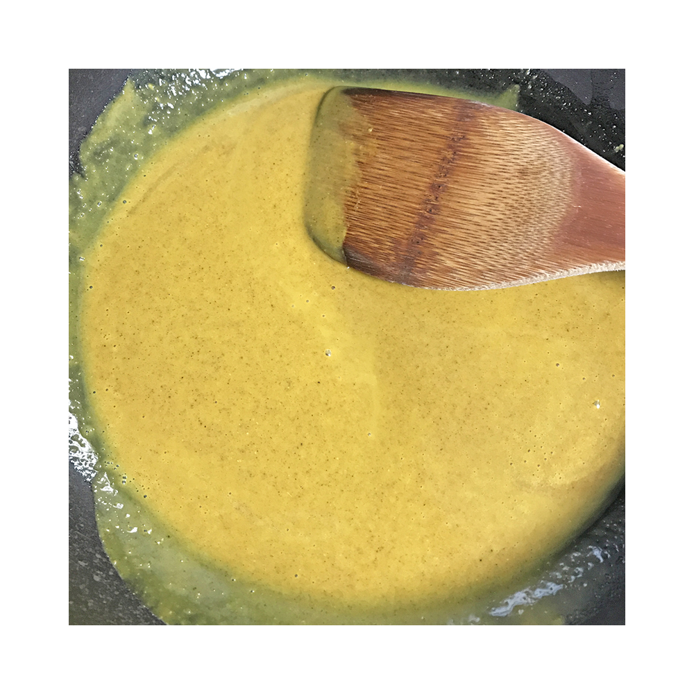 とろ火でカレー粉を混ぜながら溶かす