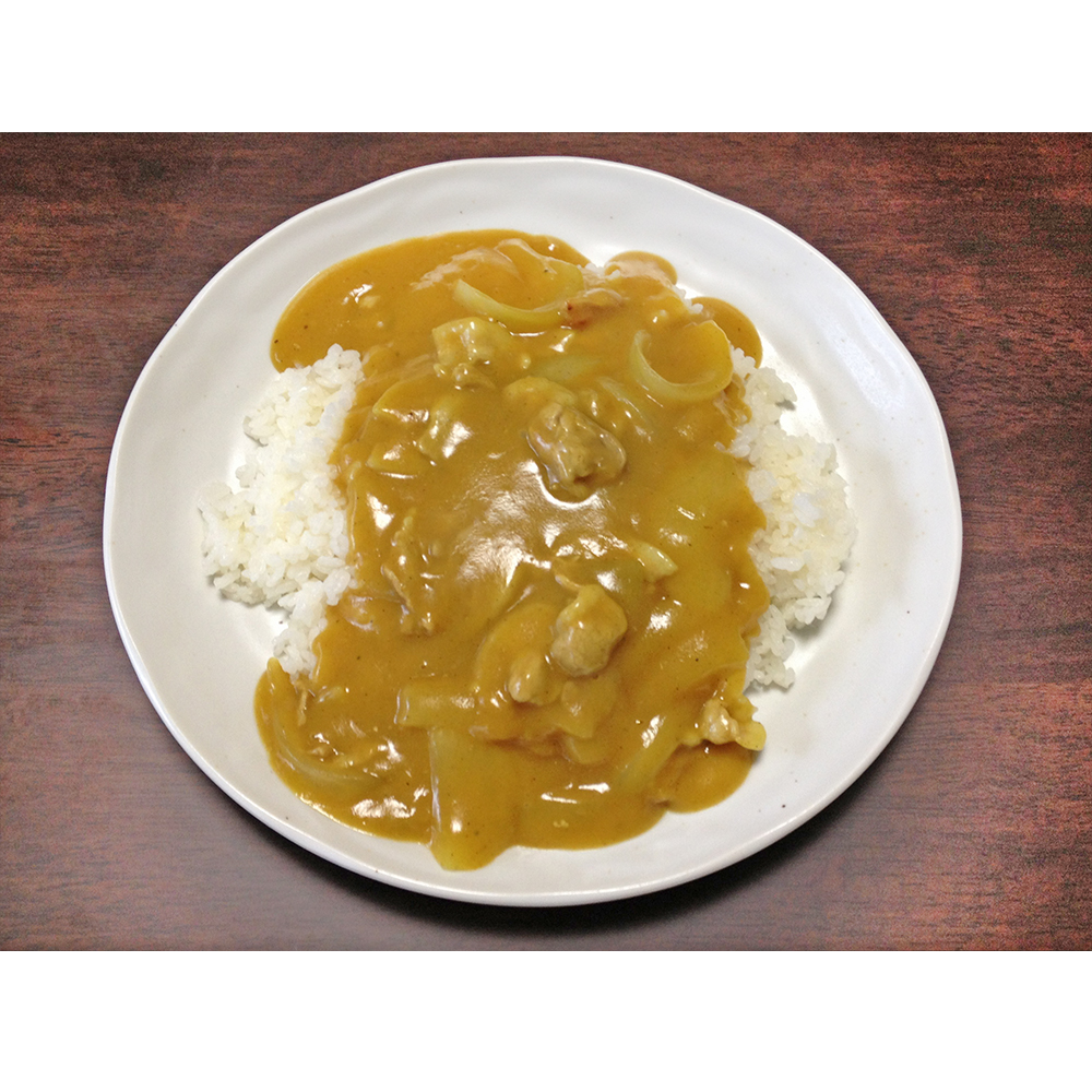 白飯にカレーをかけて完成です