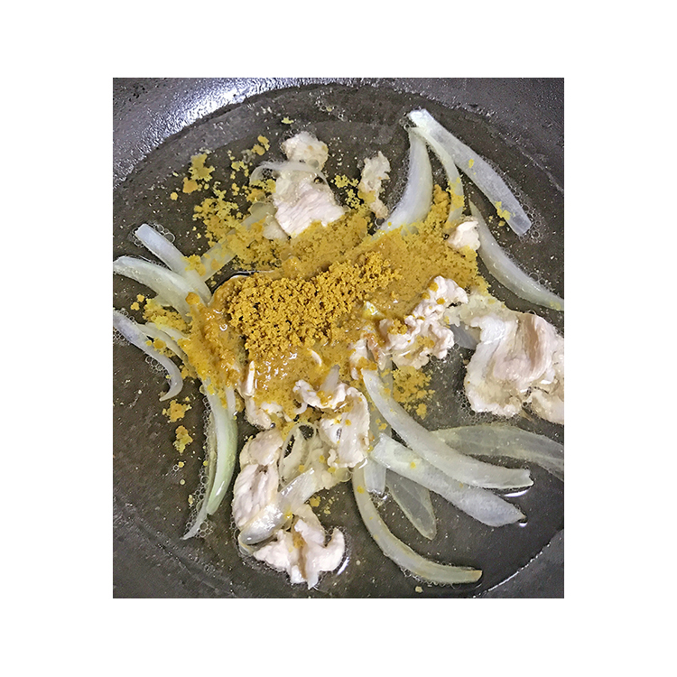 水とカレールーを入れて溶き合わす