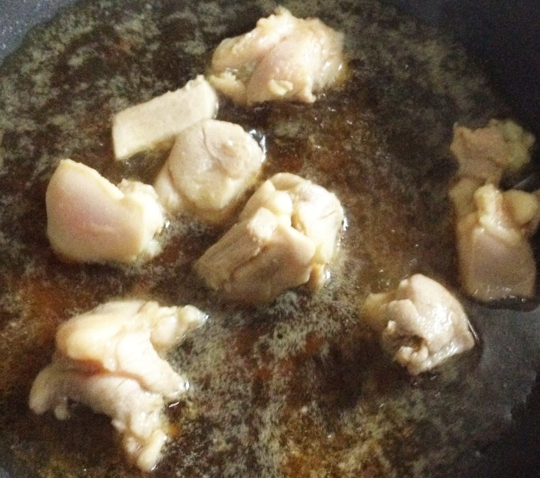 常温のつけつゆ100㏄に鶏肉を入れて煮立て、火が通ったらアクを取り一度火を止めて下さい