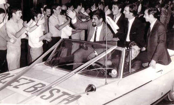 Les joueurs fêtés par les supporters . On reconnait dans la voiture, Freddy Gandolfi, Claude Papi ou encore Paul Orsatti.