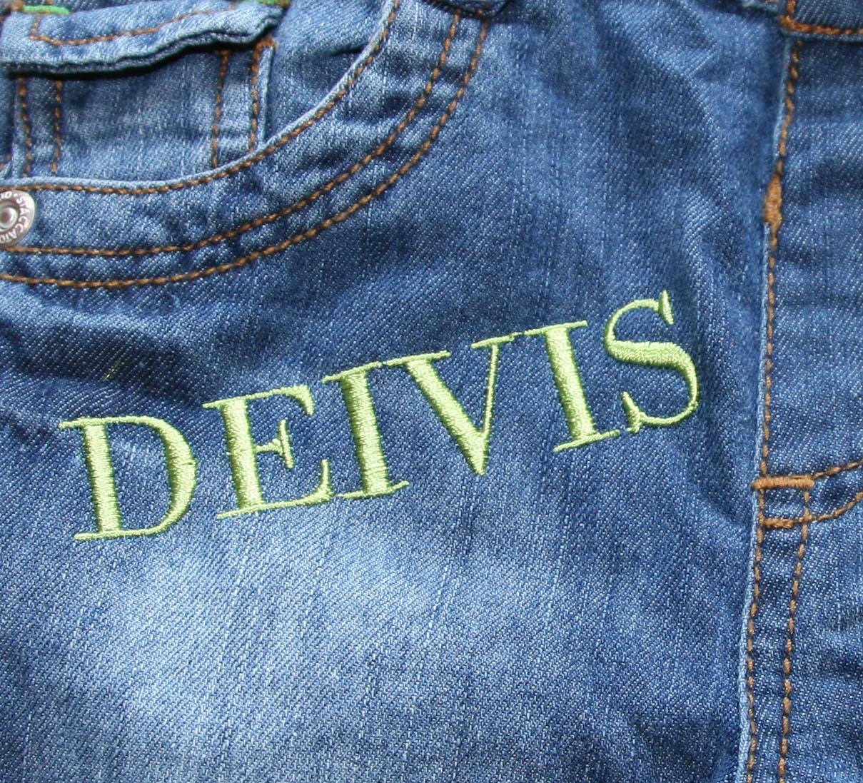 Schrift auf Jeans