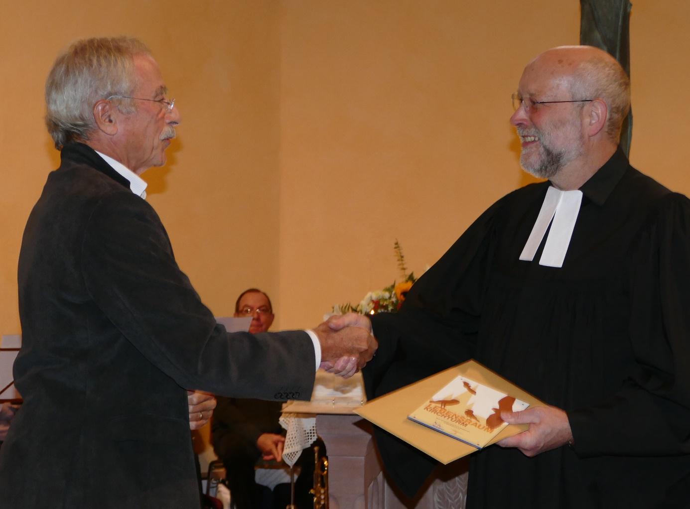 Gerd Schön überreicht die Urkunden an Pfarrer Müller Foto: Wilfried Süß