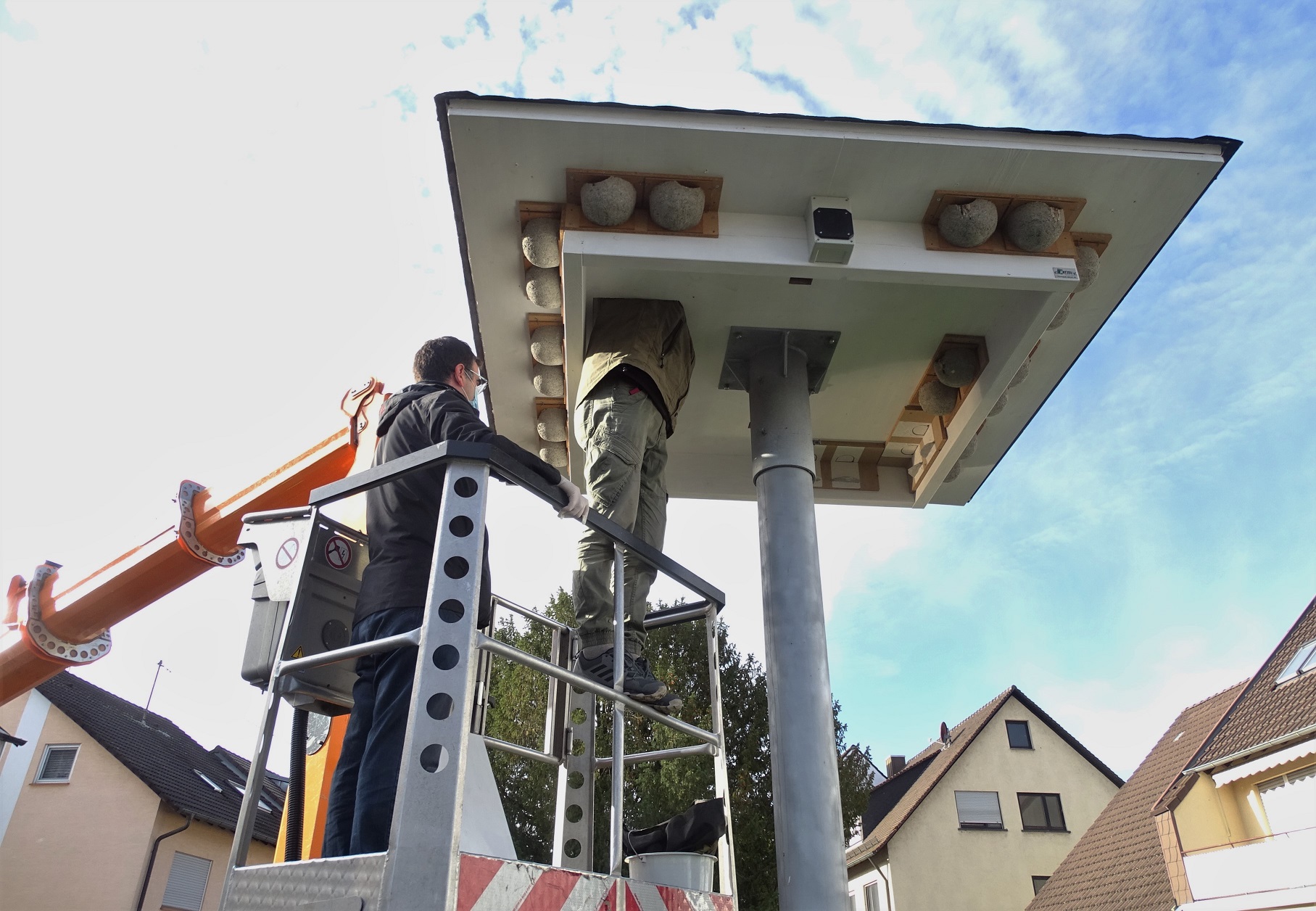 Dank großartiger Unterstützung der Ortsverwaltung Neureut können Reinigungs- und Kontrollarbeiten bequem per Hubsteiger erledigt werden.