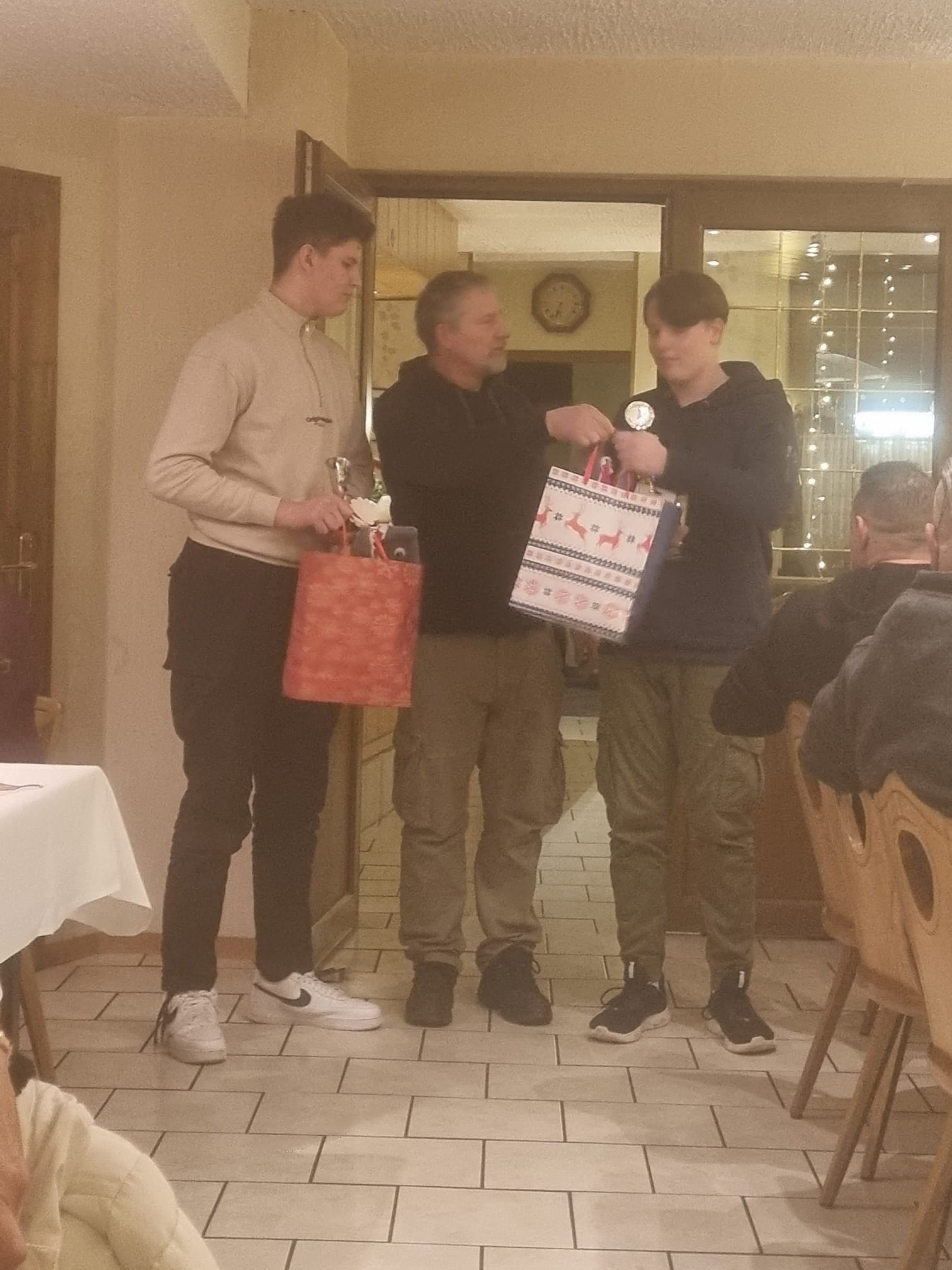 unser Jugendwart mit seinen Jungs, bei der Verteilung der Weihnachtsgeschenke