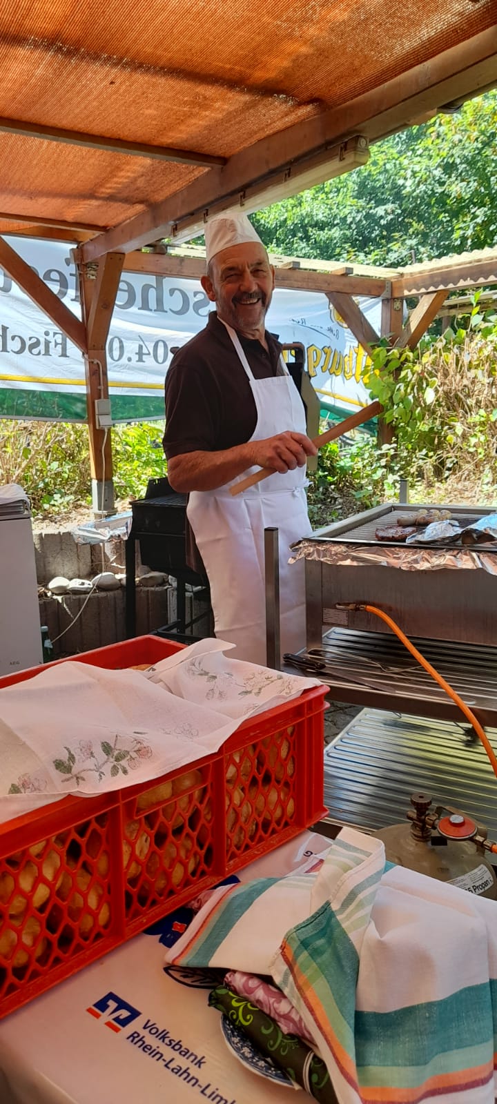 unsere Grillmeister Wolfgang hat bereits angeheizt