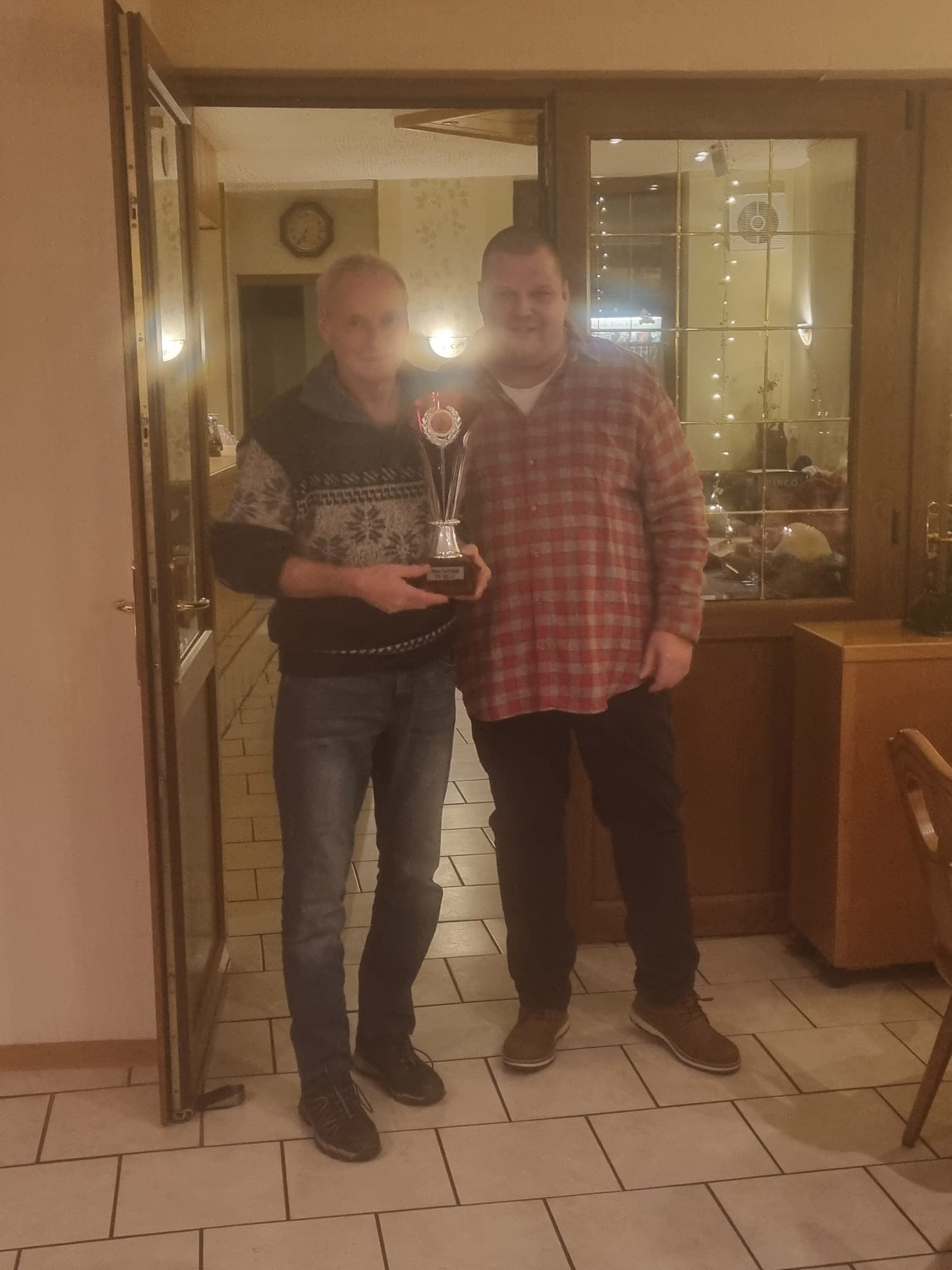 kleiner Fischmeister Armin Preller (l)