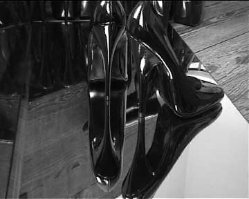 Heels-Sculpture(s), 2002 - 3 temporary sculptures (high heels & mirrors) - Gabrielle Zimmermann