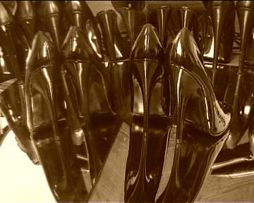 Heels-Sculpture(s), 2002 - 3 temporary sculptures (high heels & mirrors) - Gabrielle Zimmermann