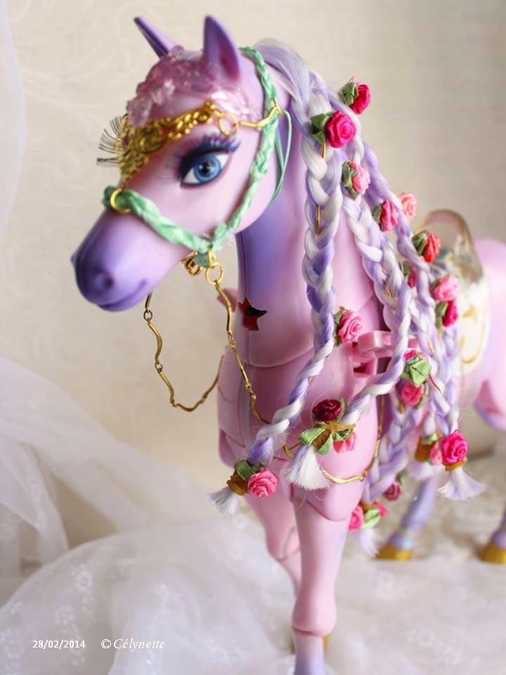 Cheval dentelle (collection 2014) pour cheval Barbie articulé 40 cm au garrot