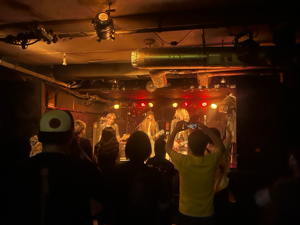the aroundsは高円寺SHOW BOATで!ハイエナジーでかっこよ!グッドメロディ&リフ、リフ、リフ!