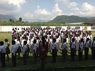 Assemblee matinale des eleves a la Pokhara Academy