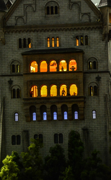 Steht da etwa König Ludwig am Fenster? Schloss Neuschwanstein im Miniatur-Wunderland Hamburg - Kinder- und Erwachsenenherzen schlagen höher