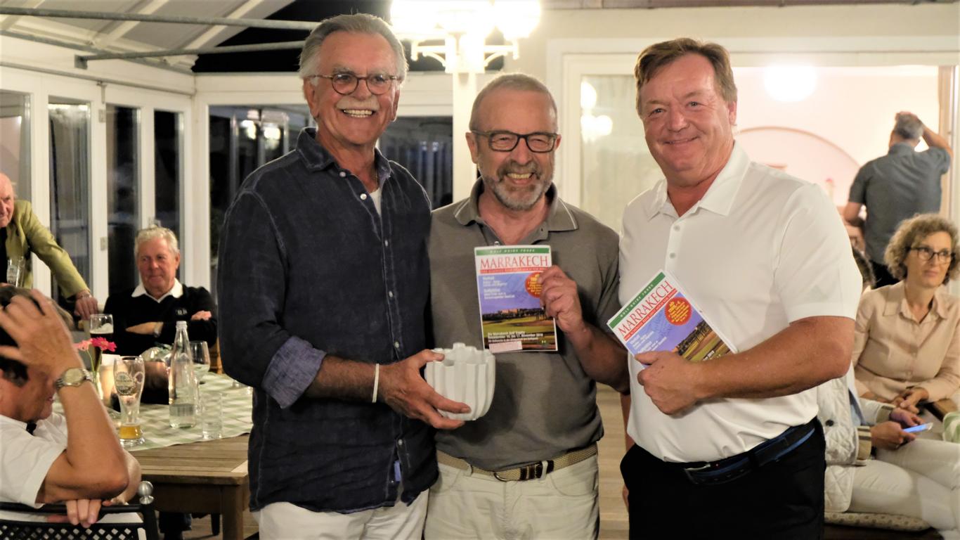 Wolfgang Herzog, glücklicher Gewinner einer Reise nach Marrakesch mit Rudi Schwarz(links) und dem Sponsor Jürgen Kanzler