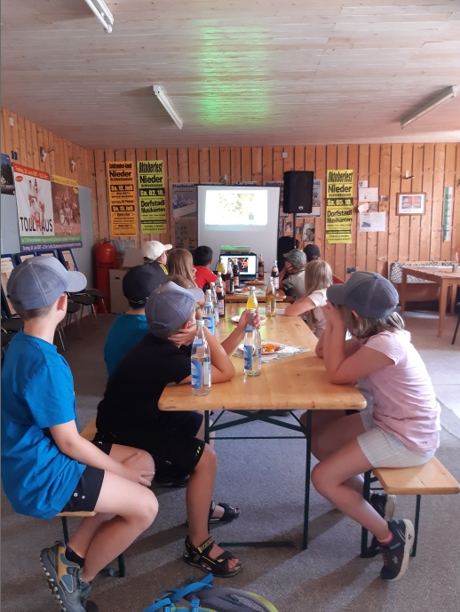 Das Foto stammt vom 1. Vorstand Reinhold Schwarz und zeigt die 13 Kinder beim Anschauen des Lehrbienenfilms im Proberaum der Dorfstadl Musikanten am Sa, 30.07.22