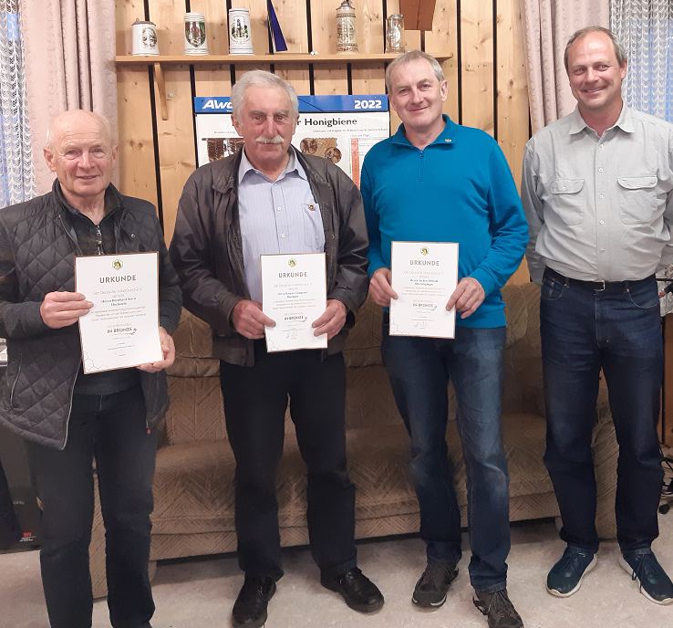 Foto "Imkerverein Ehrung 15 Jahre Mitgliedschaft" stammt von Daniel Späth und zeigt von links: Bernhard Korn, Kaspar Gnugesser und Jochen Oßwald, sowie 1. Vorsitzenden Reinhold Schwarz