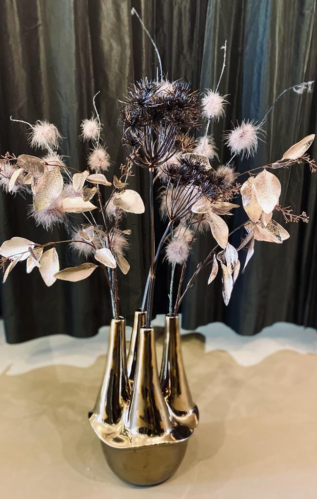 Gave koperkleurige vaas met champagne en aubergine kleurige zijden bloemen Hoogte ongeveer 95cm.  Echt een eye-catcher. Prijs €189