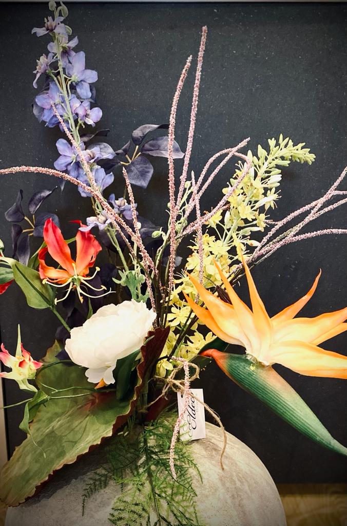VERKOCHT. Ben je geïnteresseerd in deze vaas met zijden bloemen, stuur een bericht.Ik maak alle zijden boeketten met of zonder vaas op maater vaas op op maat