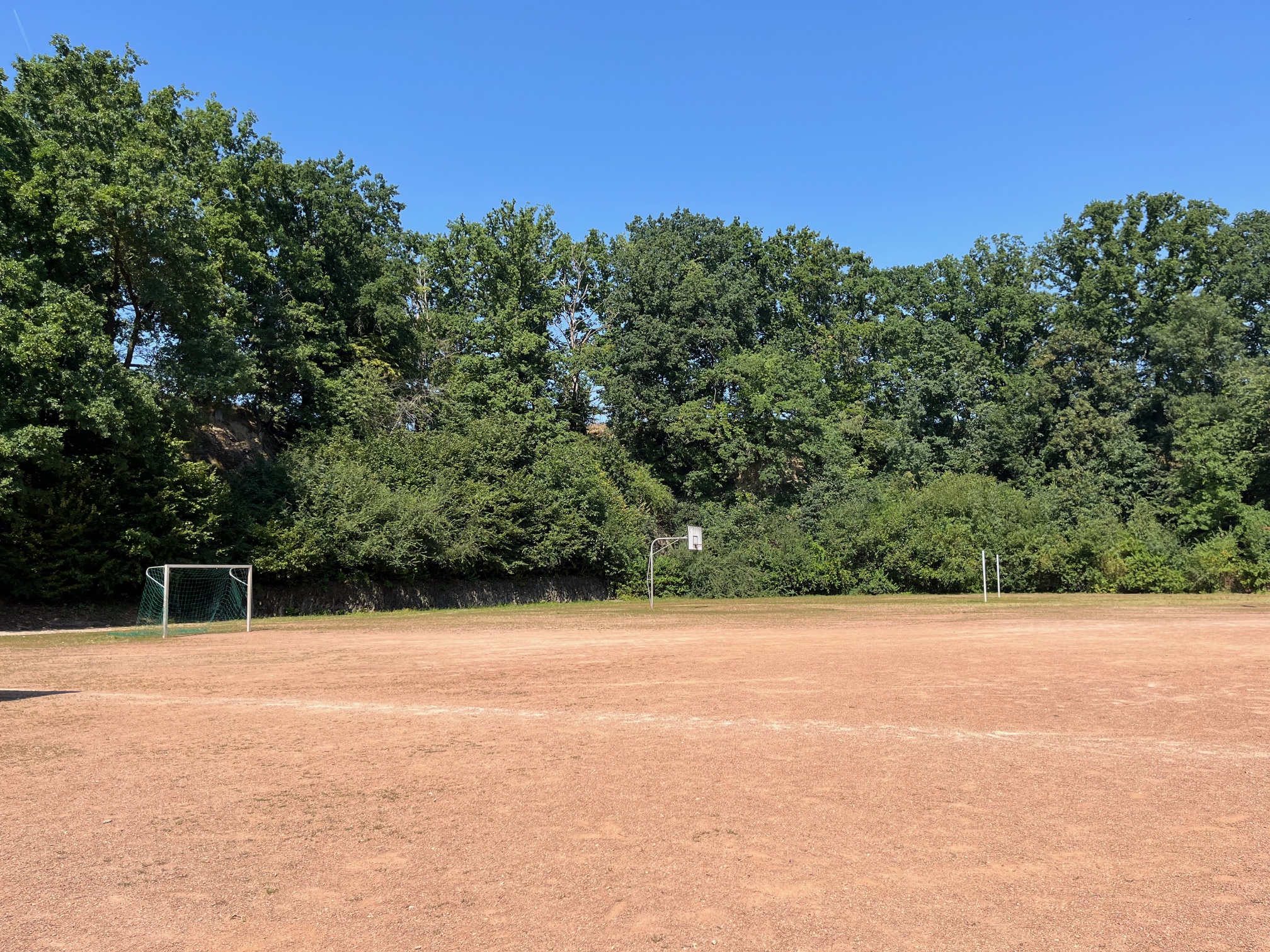 großer Pausenhof und Sportplatz