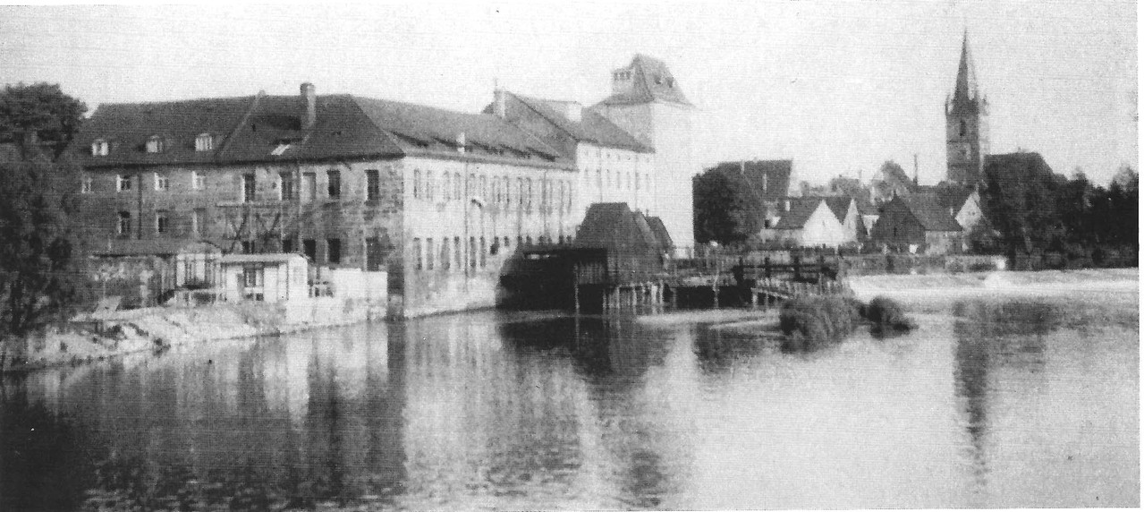 Unterhalb des Wehrs erschienen bei Niedrigwasser Sandbänke, die auch als Badestützpunkte genutzt wurden.